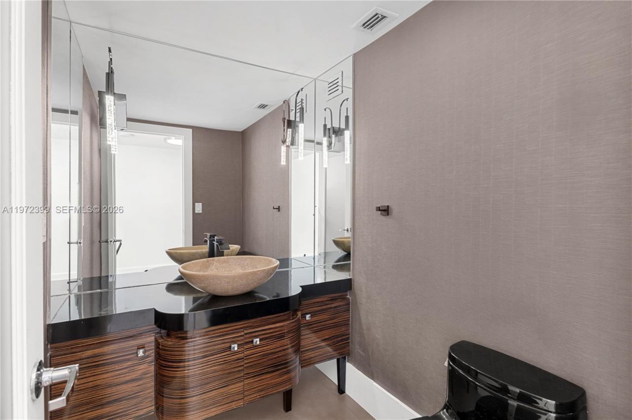 5660 Collins Ave, Unit 11B, Miami Beach, FL 33140 Photo