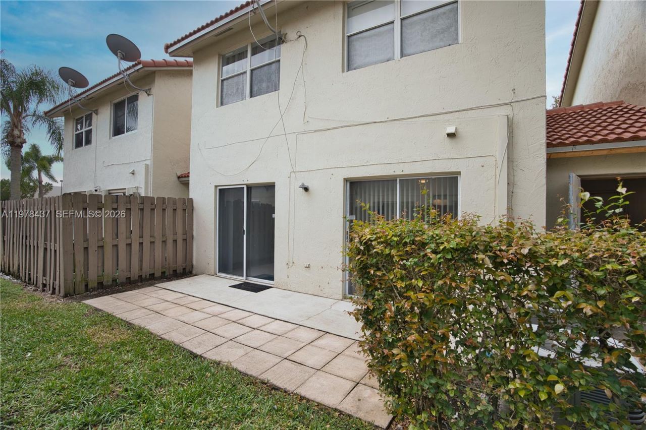 10829 NW 3rd Ct, Unit B12L, Pembroke Pines, FL 33026 Photo
