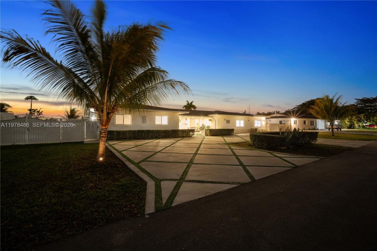 11012 SW 117th St , Miami, FL 33176 Photo