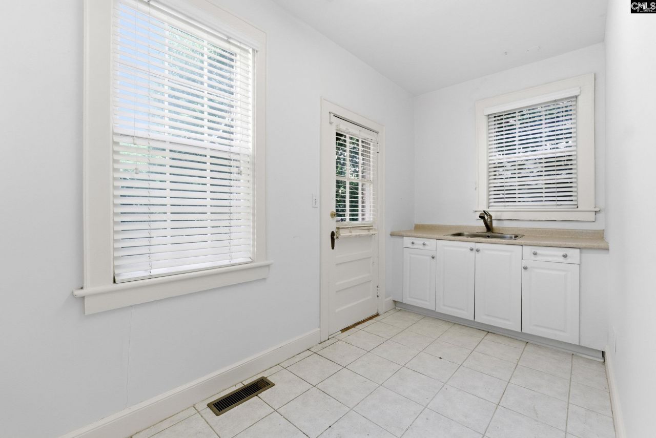 2329 Wilmot Avenue  Photo 10