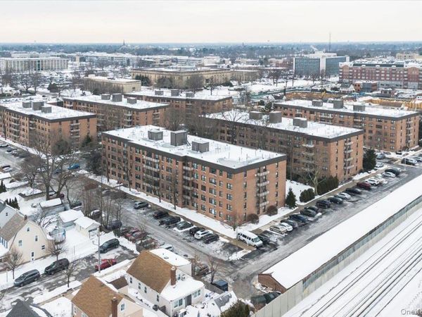 6 Birchwood Court , Unit 5B, Mineola, NY 11501