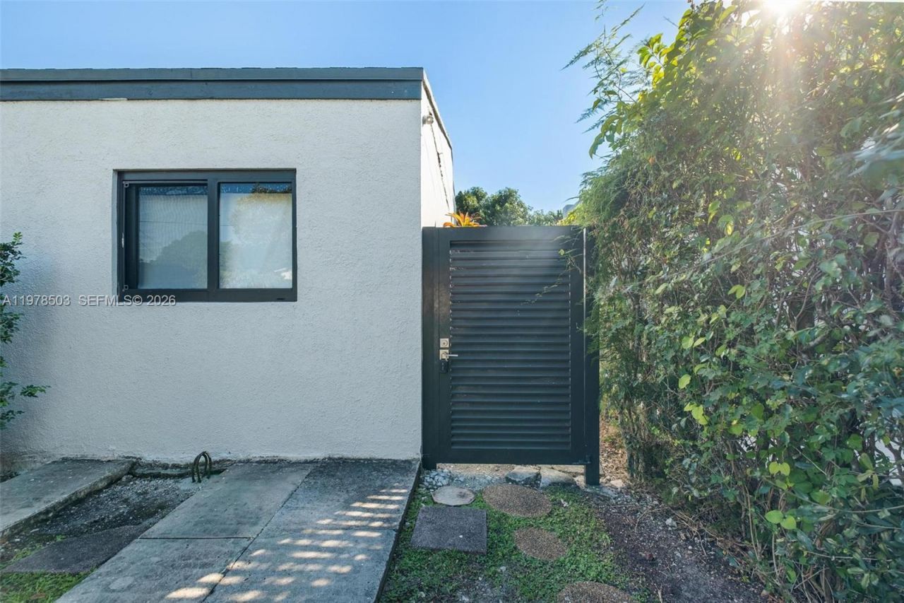 2520 SW 20th St , Unit 1, Miami, FL 33145 Photo