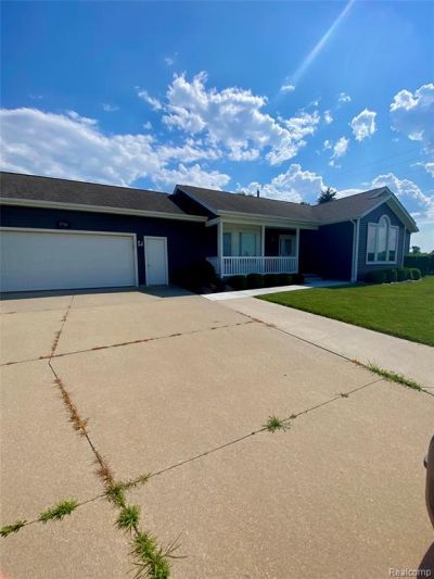 7758 Drakeshire Blvd, Almont Vlg, MI 48003 Main Photo