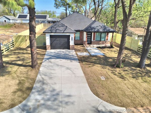 215 W 40th Place, Sand Springs, OK 74063