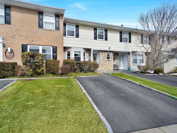 11 Manors Drive, Jericho, NY 11753