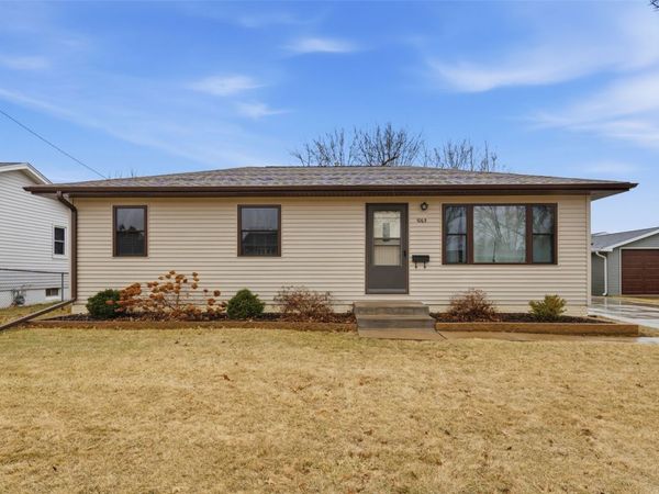 1063 Eisenhower Road , Hiawatha, IA 52233