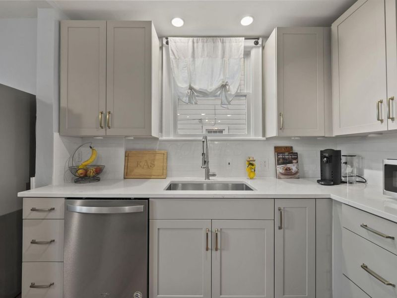 1096 W 2nd Avenue, Grandview, OH 43212 Photo 13