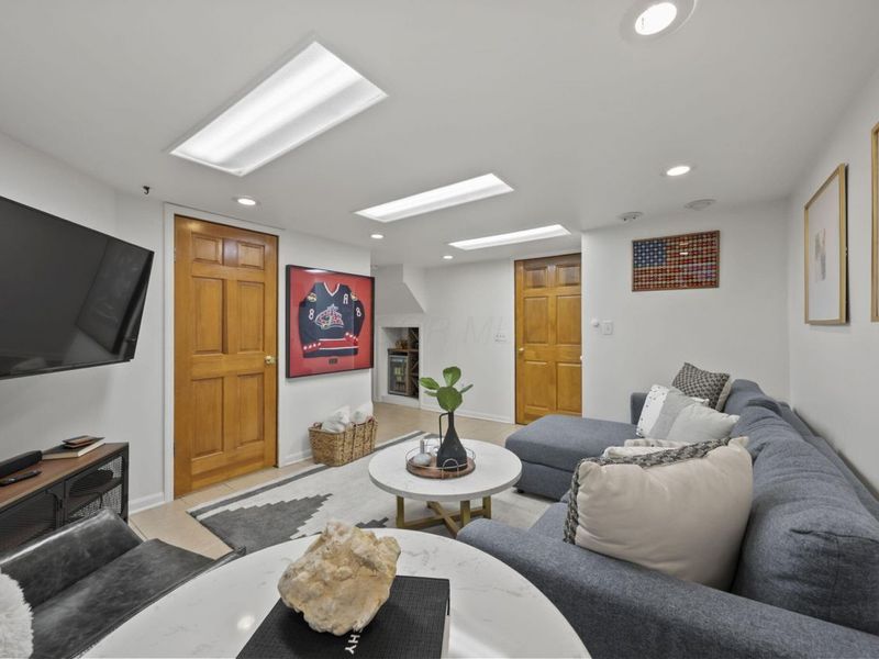 1096 W 2nd Avenue, Grandview, OH 43212 Photo 22