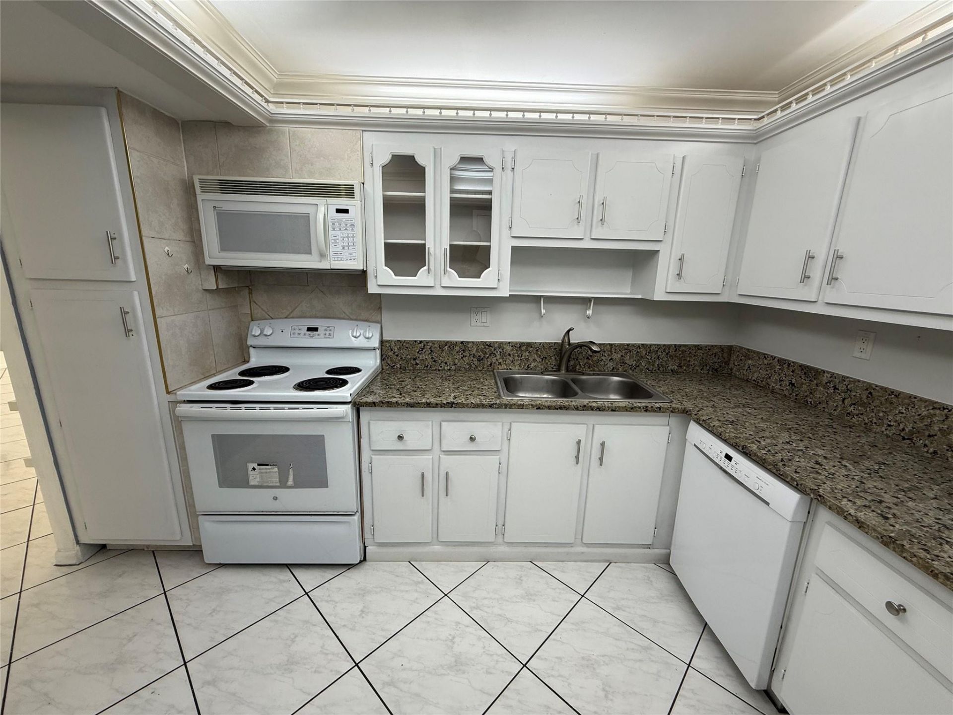 1833 S Ocean Drive, Unit 808, Hallandale Beach, FL 33009 Photo