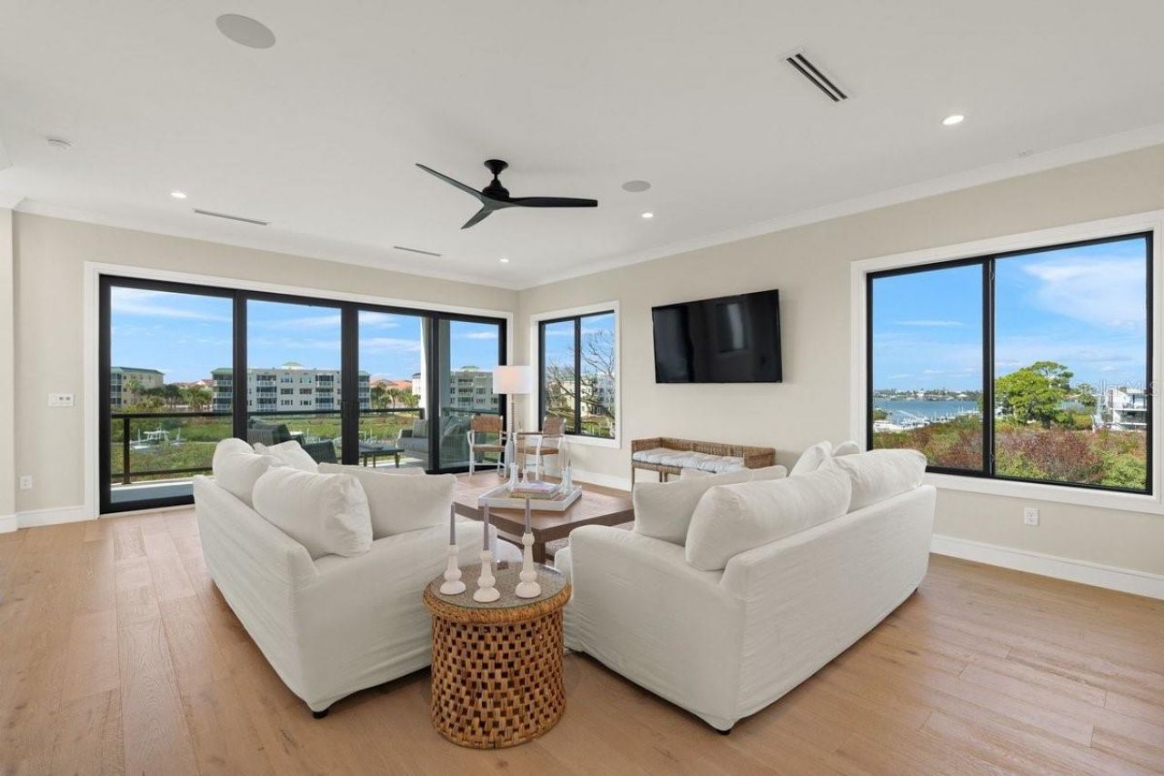 552 S Peninsula Avenue, New Smyrna Beach, FL 32169 Photo