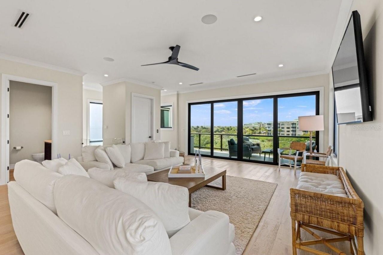 552 S Peninsula Avenue, New Smyrna Beach, FL 32169 Photo