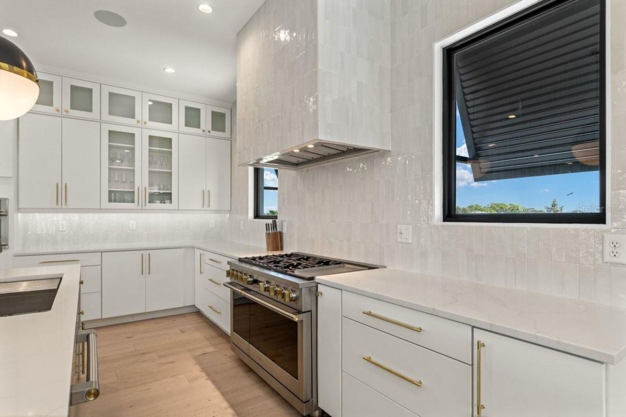 552 S Peninsula Avenue, New Smyrna Beach, FL 32169 Photo