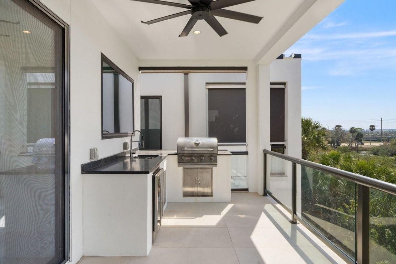 552 S Peninsula Avenue, New Smyrna Beach, FL 32169 Photo