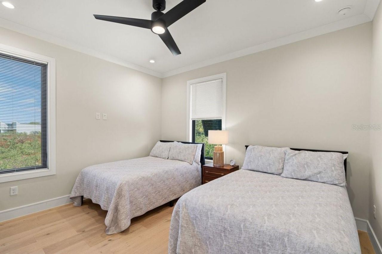 552 S Peninsula Avenue, New Smyrna Beach, FL 32169 Photo