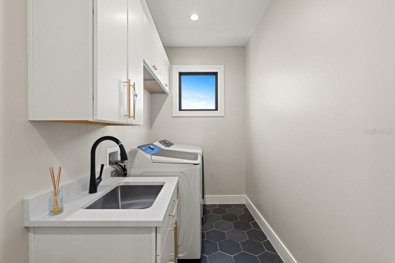 552 S Peninsula Avenue, New Smyrna Beach, FL 32169 Photo