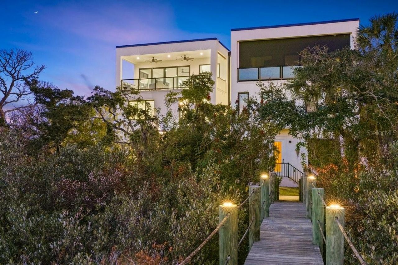 552 S Peninsula Avenue, New Smyrna Beach, FL 32169 Photo