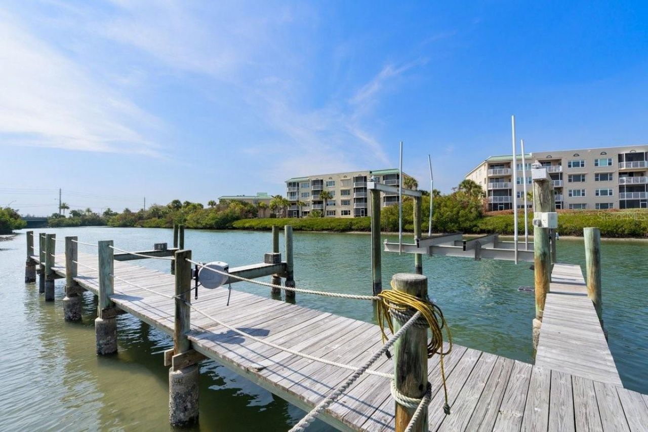 552 S Peninsula Avenue, New Smyrna Beach, FL 32169 Photo