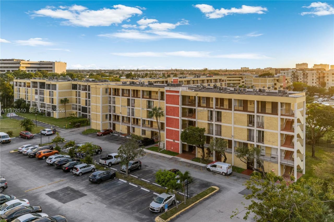 9210 Fontainebleau Blvd , Unit 207, Miami, FL 33172 Photo