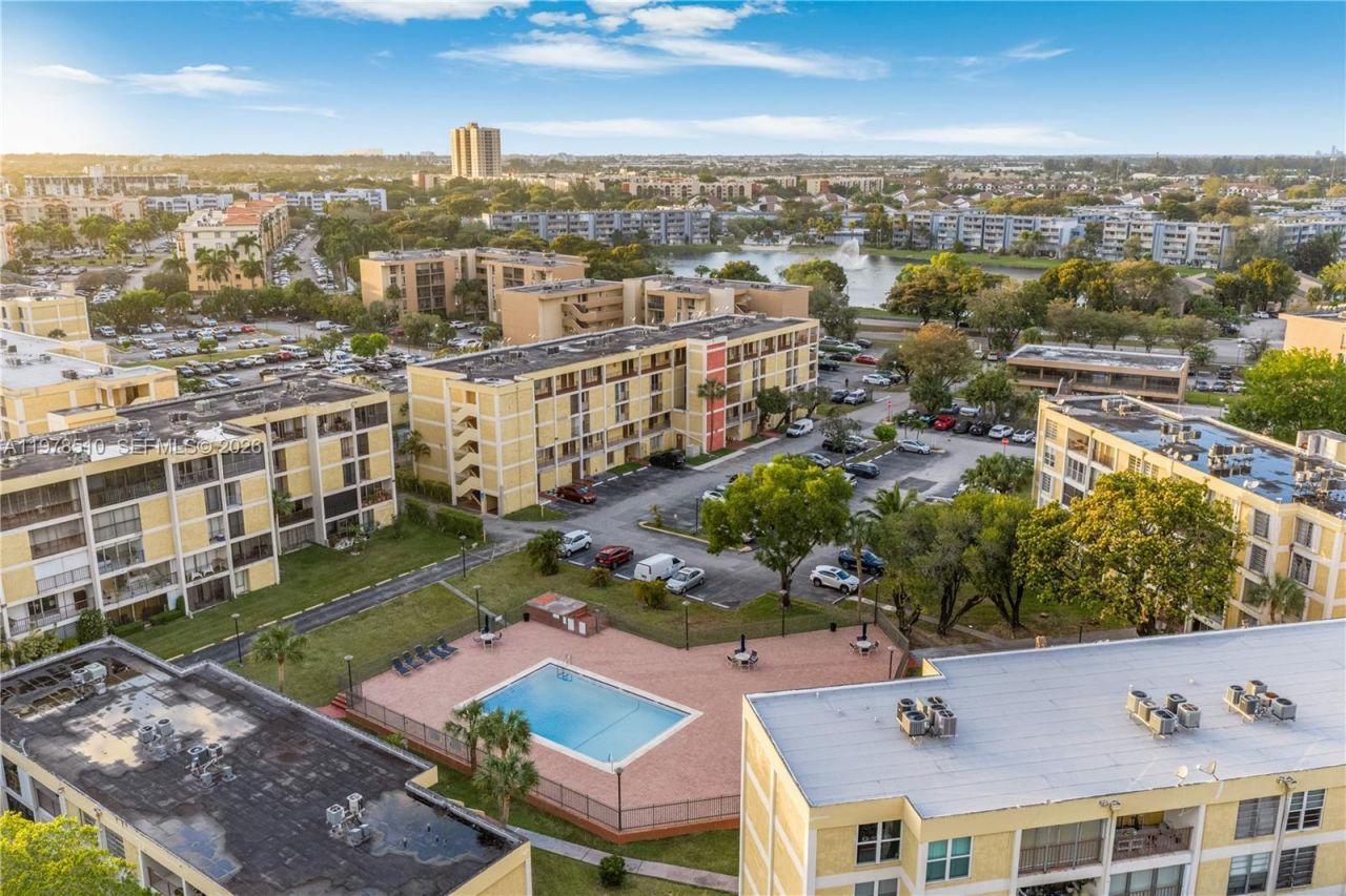 9210 Fontainebleau Blvd , Unit 207, Miami, FL 33172 Photo