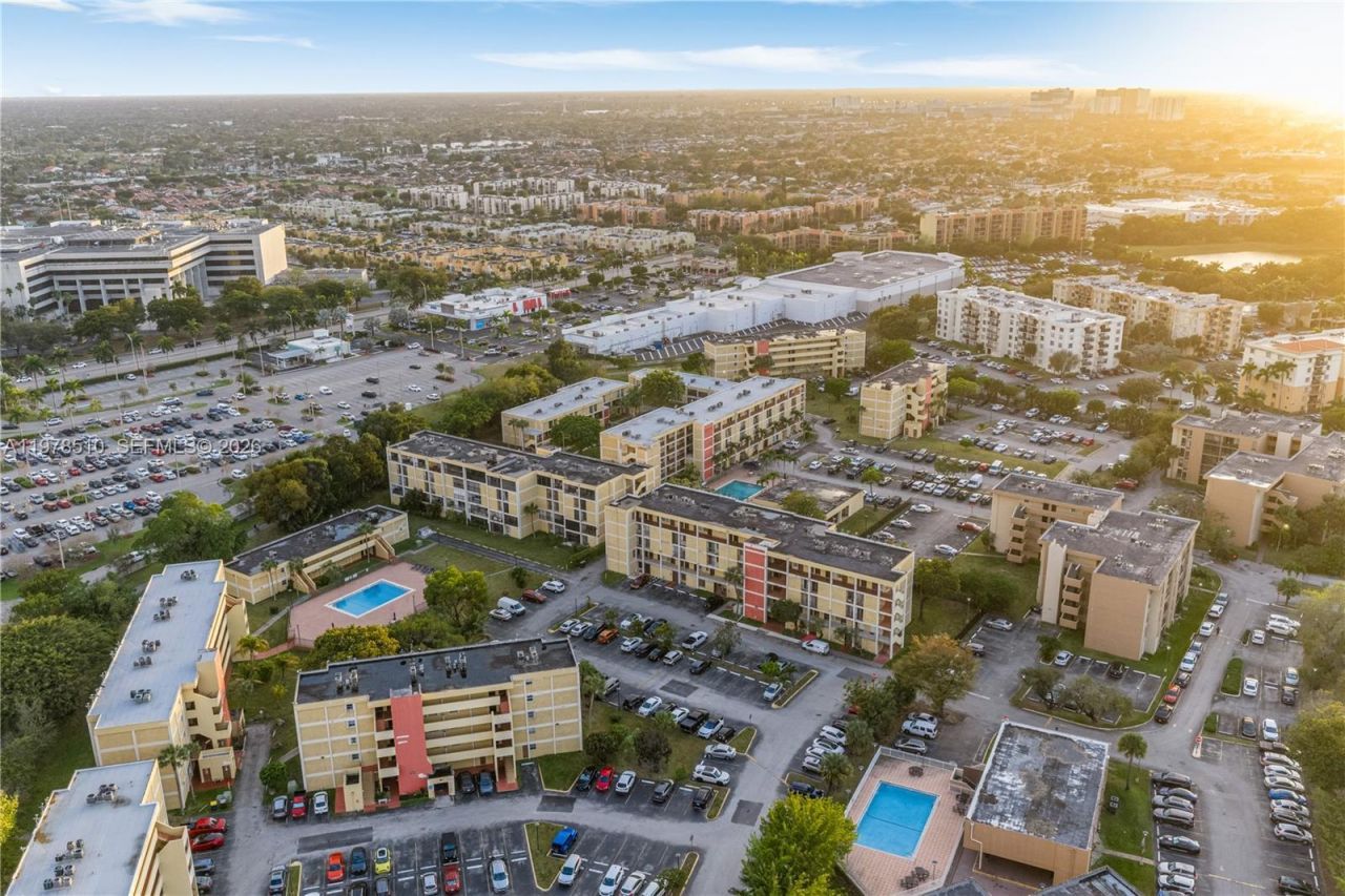 9210 Fontainebleau Blvd , Unit 207, Miami, FL 33172 Photo