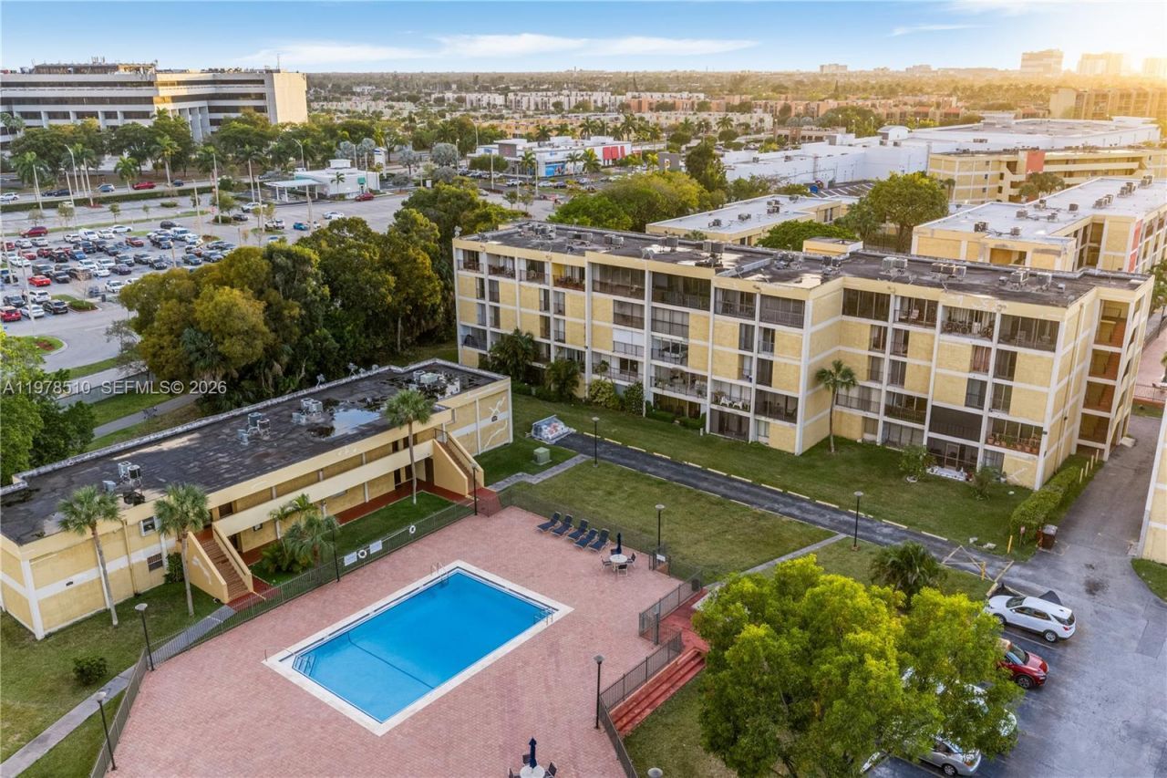 9210 Fontainebleau Blvd , Unit 207, Miami, FL 33172 Photo