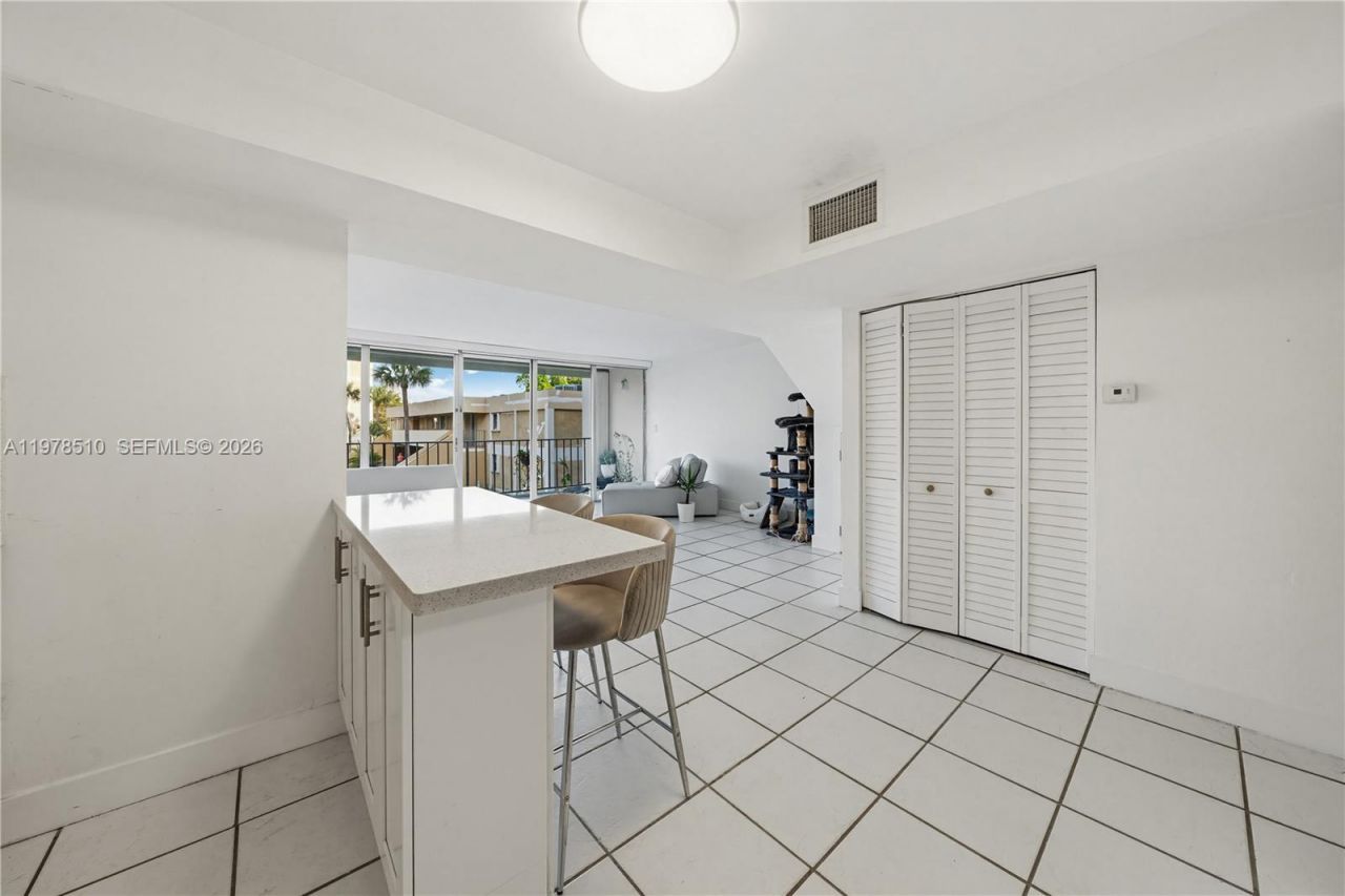 9210 Fontainebleau Blvd , Unit 207, Miami, FL 33172 Photo