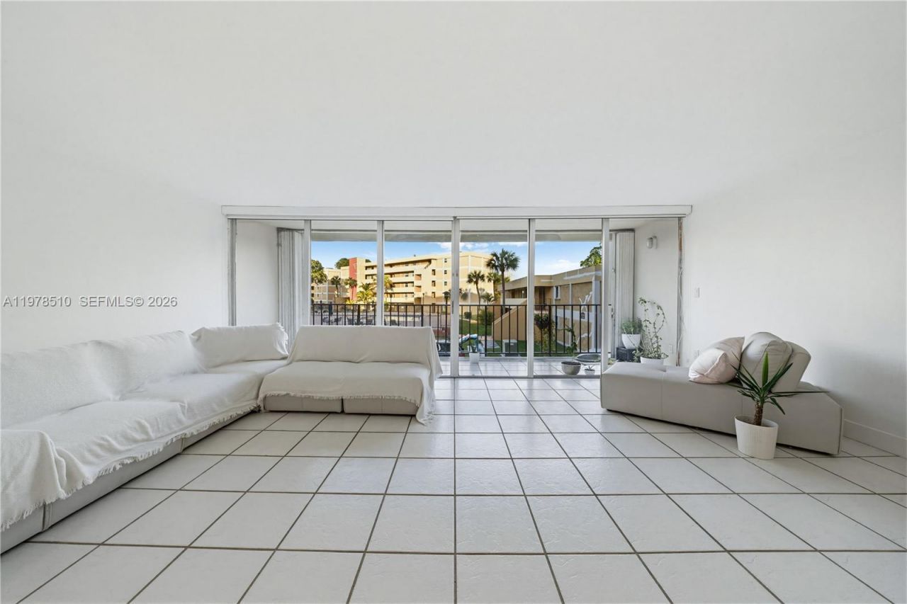 9210 Fontainebleau Blvd , Unit 207, Miami, FL 33172 Photo