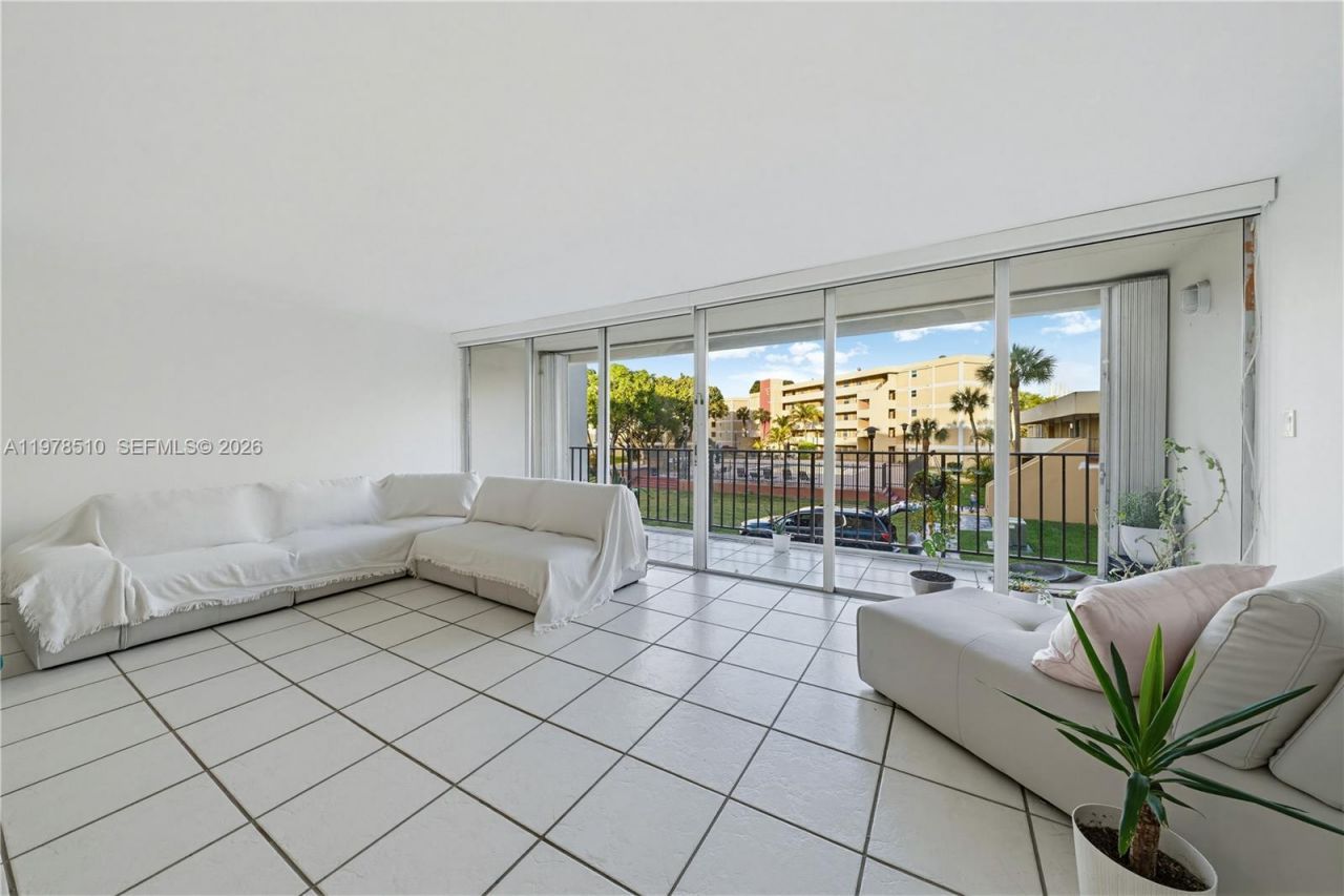 9210 Fontainebleau Blvd , Unit 207, Miami, FL 33172 Photo