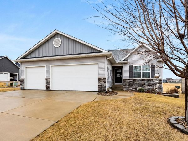 1425 Parkview Lane, Davenport, IA 52807