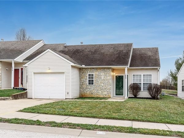 1860 Fall Creek Drive, Tonganoxie, KS 66086