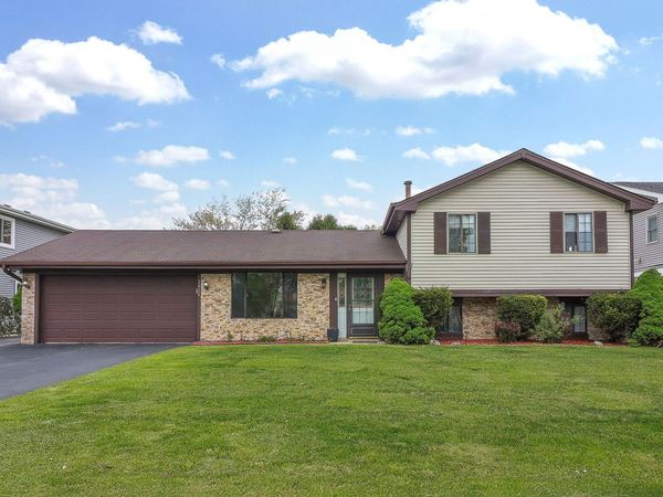 3920 Shoreline Drive , Hanover Park, IL 60133