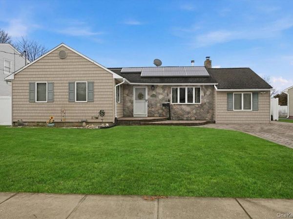 38 Bacon Lane, Babylon, NY 11702