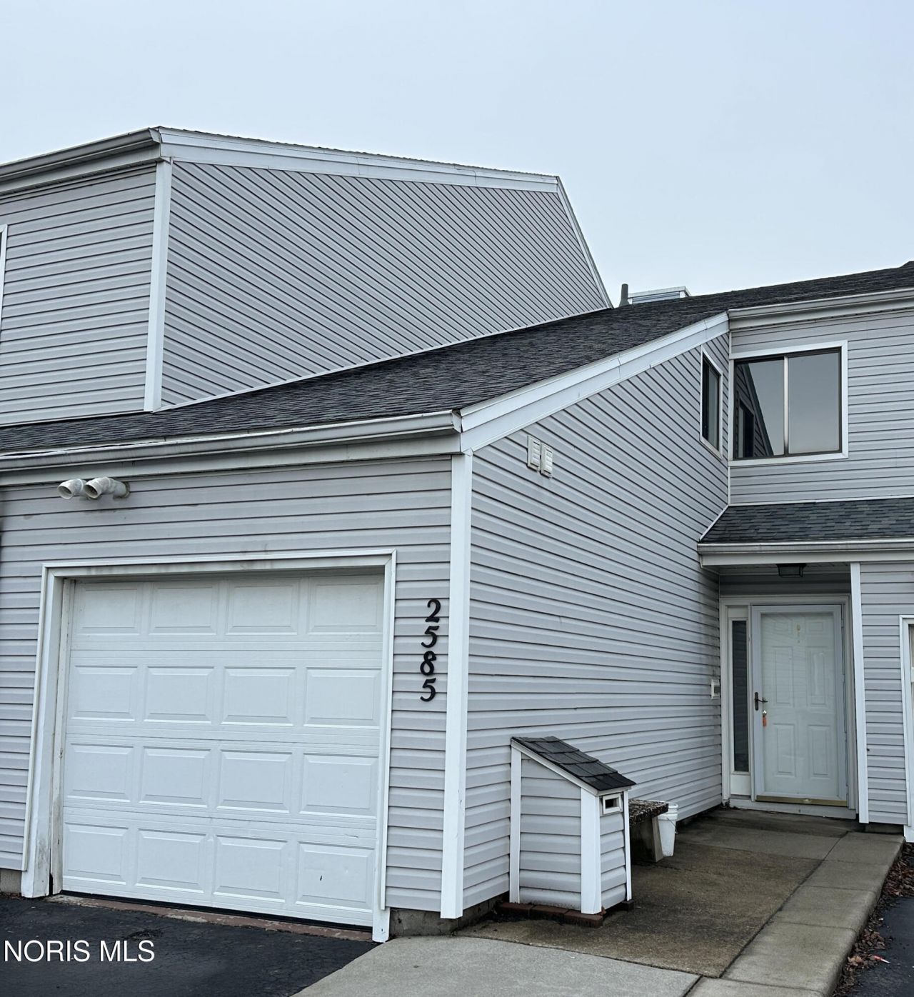 2585 W Village Drive, Toledo, OH 43614 Main Photo