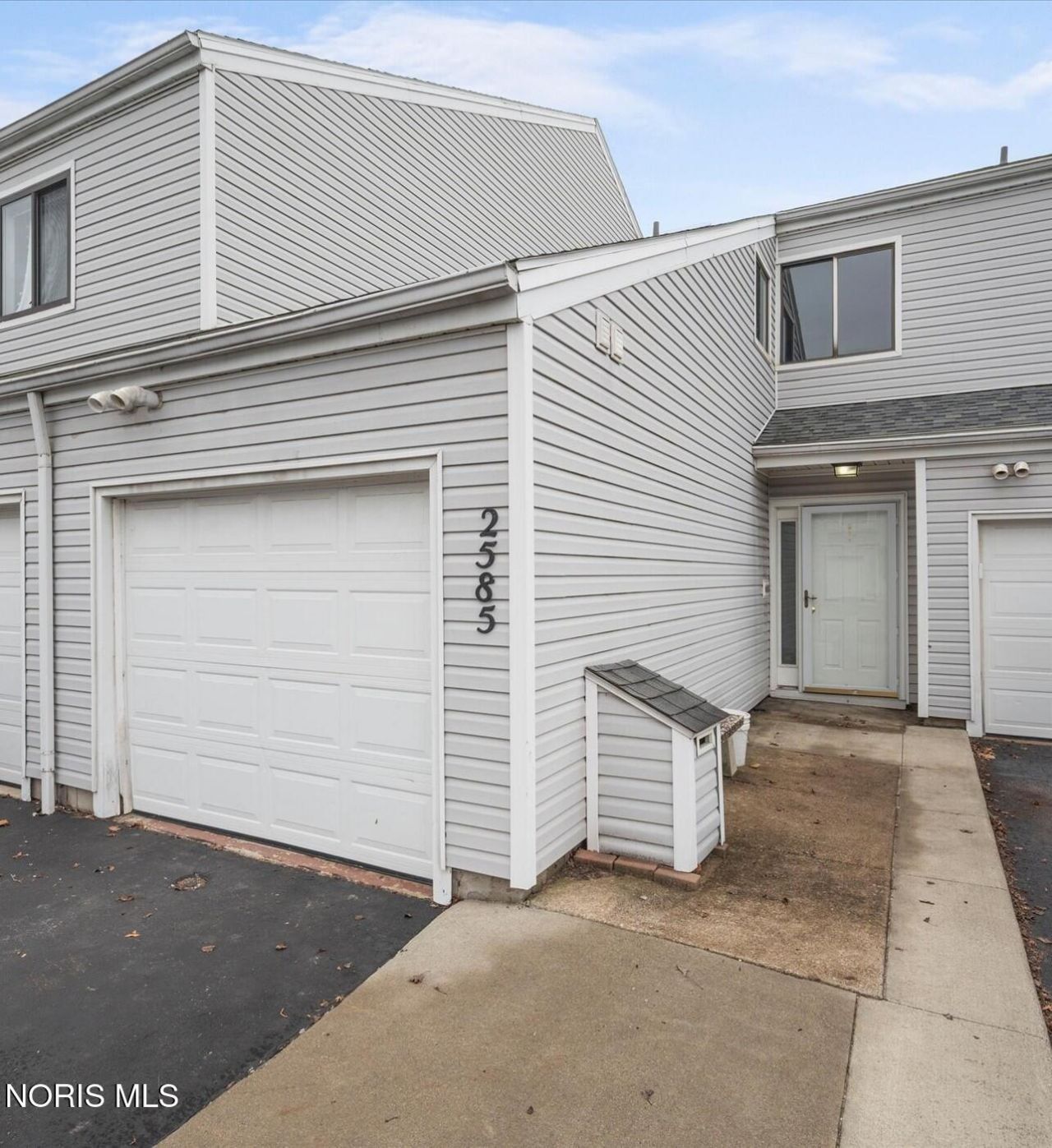 2585 W Village Drive, Toledo, OH 43614 Main Photo