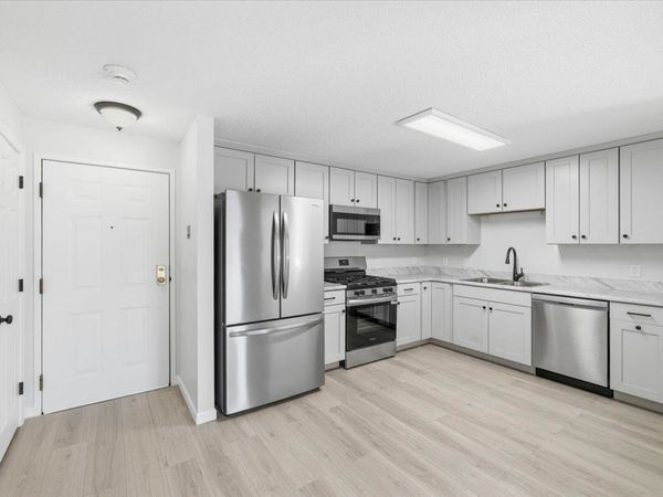 4 Knightsbridge Drive, Unit 206, Nashua, NH 03063