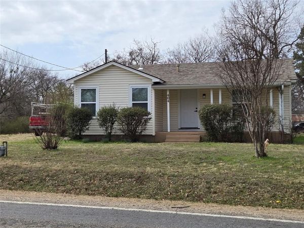 404 S Pecan Street , Bells, TX 75414