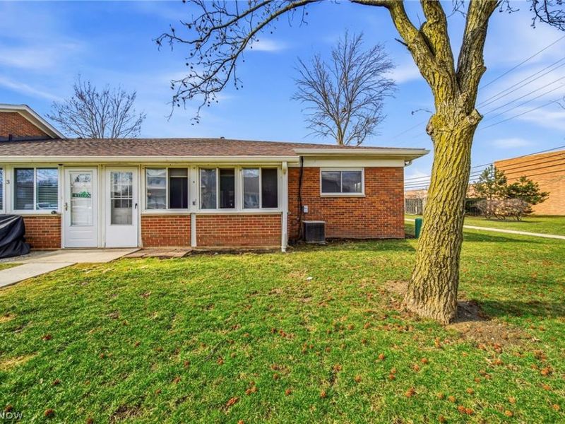 25520 Country Club Boulevard, Unit 4, North Olmsted, OH 44070 Photo 2