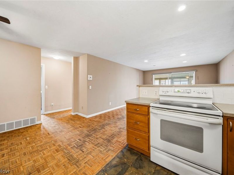 25520 Country Club Boulevard, Unit 4, North Olmsted, OH 44070 Photo 6