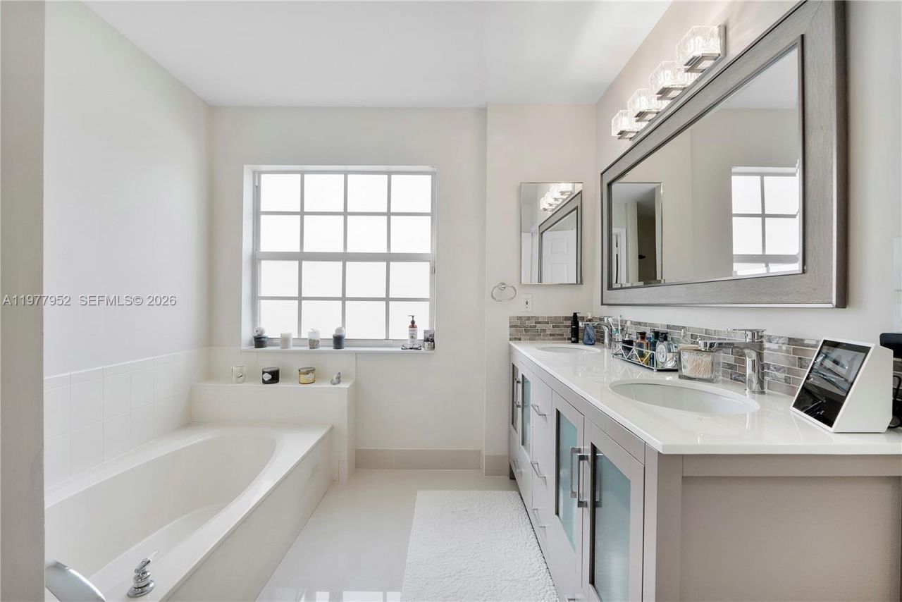 2365 NW 137th Ter , Sunrise, FL 33323 Photo