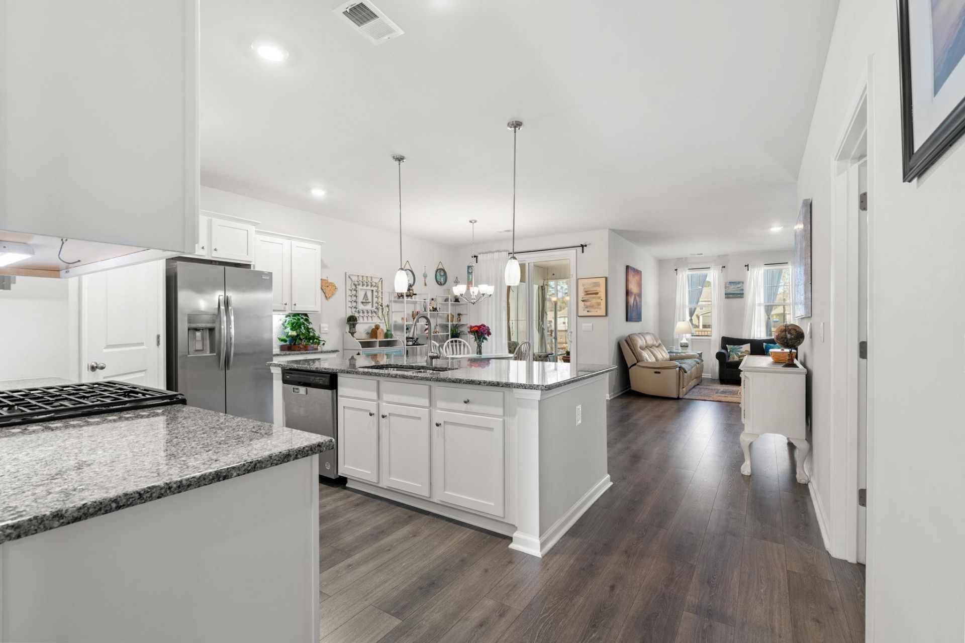 3025 Sutherland Dr. Photo 9