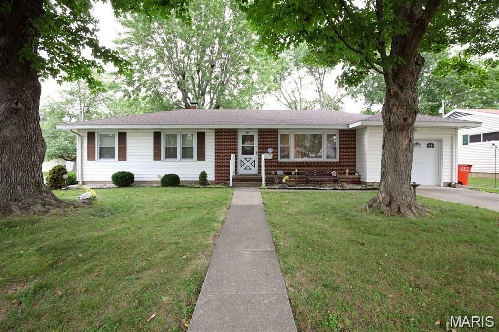 929 W Jay Street, Vandalia, IL 62471 Main Photo