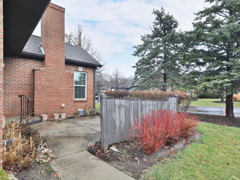 2667 Trottersway Drive , Columbus, OH 43235 Photo 6