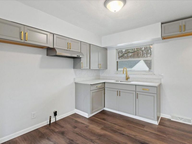 2299 Holt Avenue, Columbus, OH 43219 Photo 9