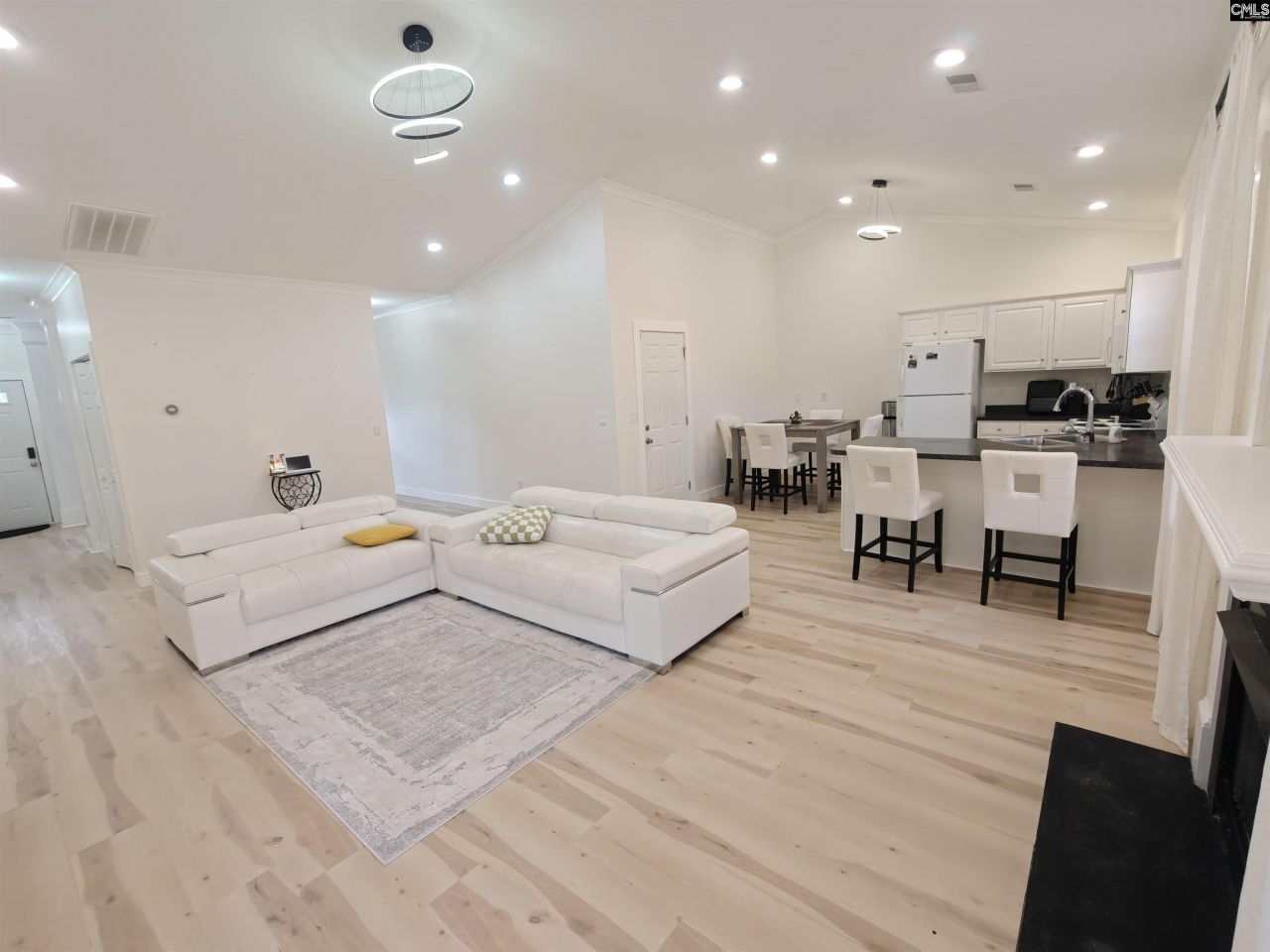 116 Gates Circle  Photo 5