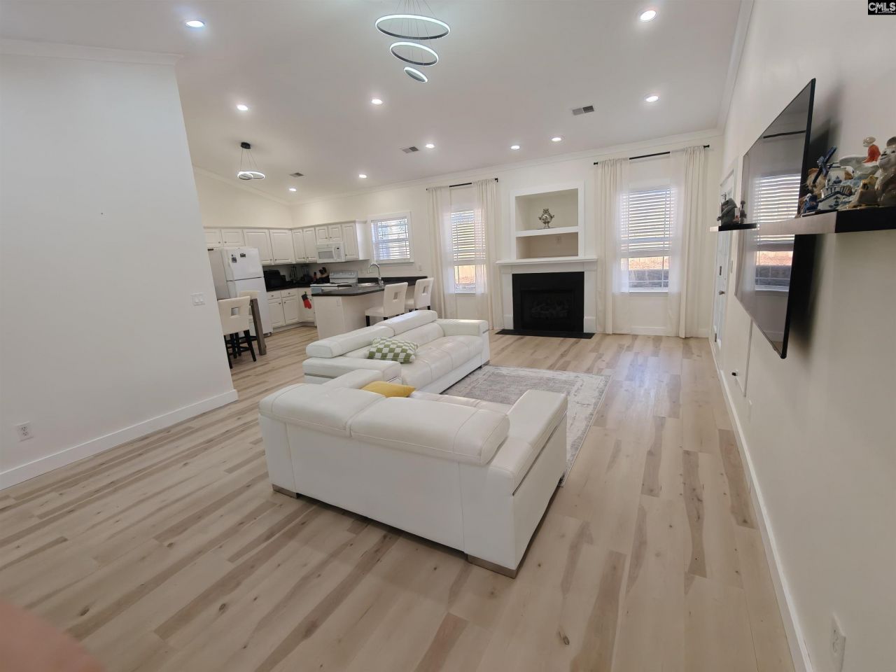 116 Gates Circle  Photo 6