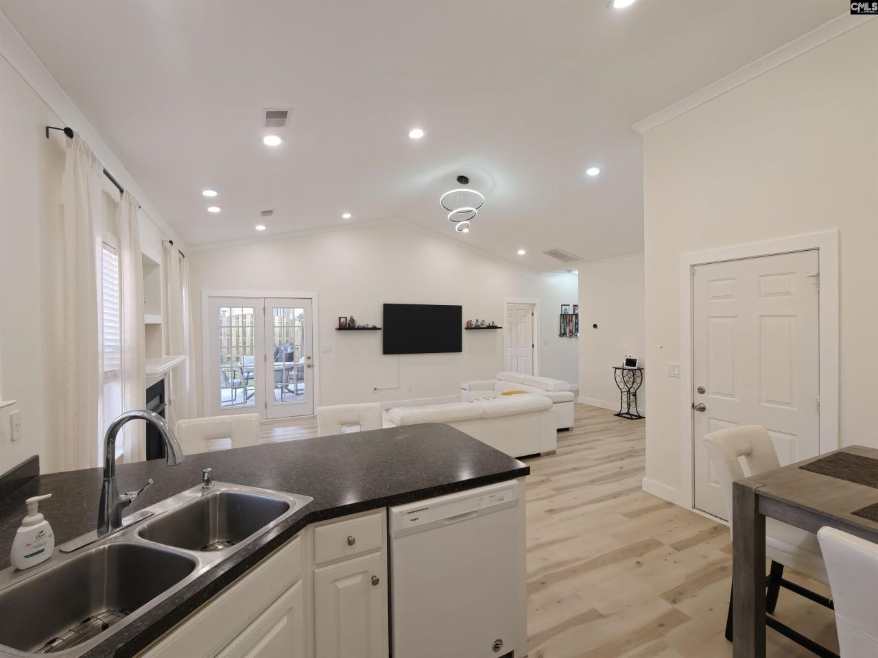 116 Gates Circle  Photo 7