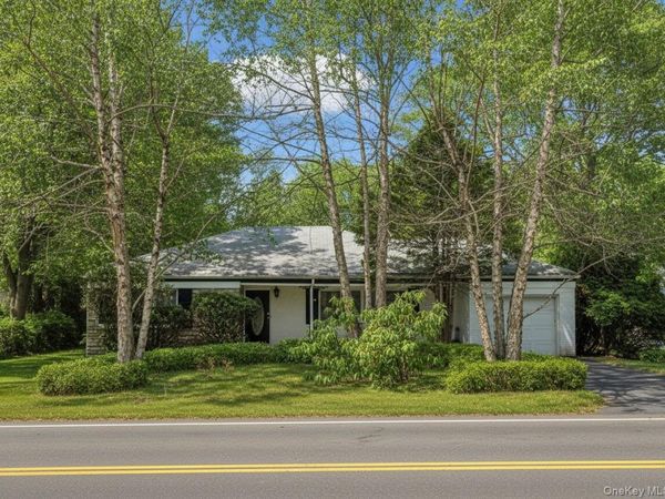 64 Middleneck Road, Roslyn, NY 11576