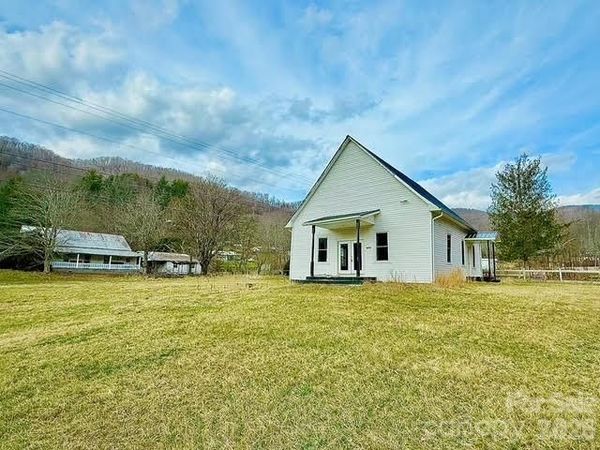6367 NC 261 Highway , Bakersville, NC 28705