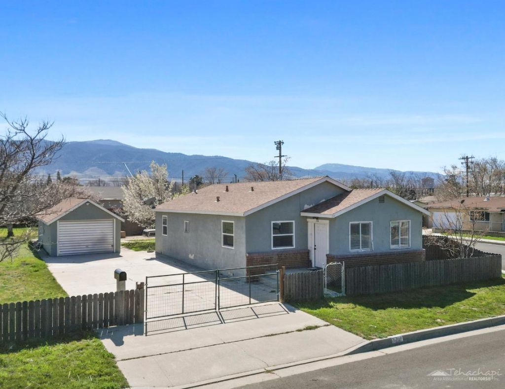 302 E I Street, Tehachapi, CA 93561 Main Photo