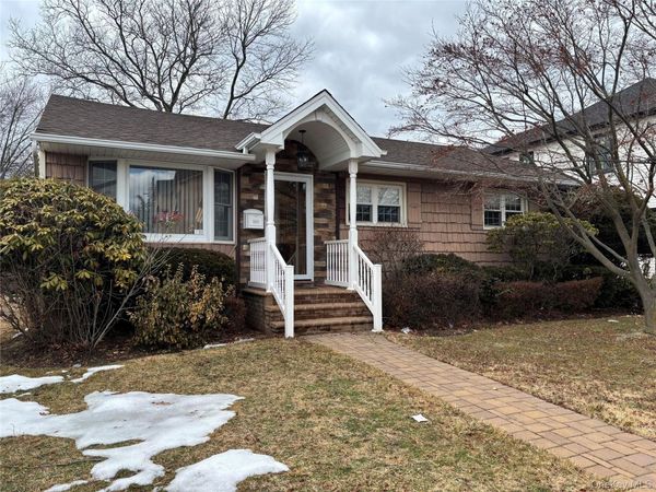 660 Hewlett Street, Franklin Square, NY 11010